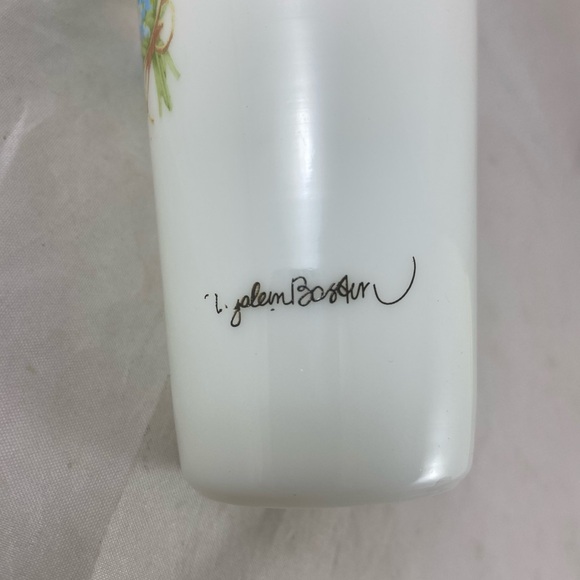 MARJOLEIN BASTIN set of 3 Nature’s Sketchbook Signed Bud Vases Milk Glass 6”Tall - Picture 7 of 14